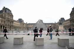 Primele declarații ale lui Emanuel Macron după ce opt bijuterii de patrimoniu au fost furate în doar 4 minute, de la Luvru. Cum au acționat hoții Primele declarații ale lui Emanuel Macron după ce opt bijuterii de patrimoniu au fost furate în doar 4 minute, de la Luvru. Cum au acționat hoții